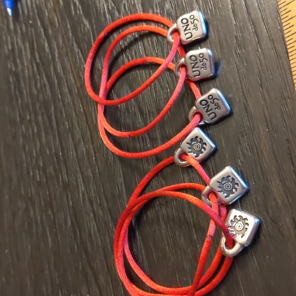 UNO de 50 6 Silver Plated Lock Charm On Red Cord